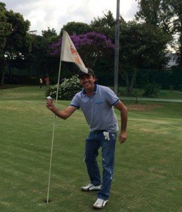 João Migotto comemorando seu hole in one no buraco 1