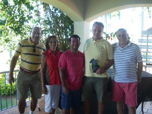 Delpho Pelosini recebdo seu troféu