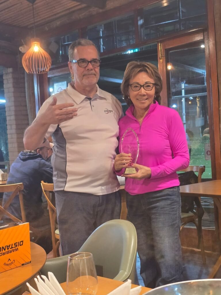 Luzia Taninaga recebe o troféude campeã de 2024