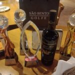 Troféus do 95º torneio e brindesda São Bento Golfe