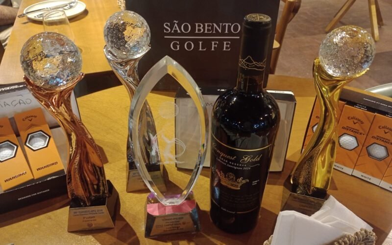 Troféus do 95º torneio e brindesda São Bento Golfe